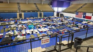 L'intérieur du Delco Center, en 2017, alors que les évacués de Houston inondaient leur lit. 